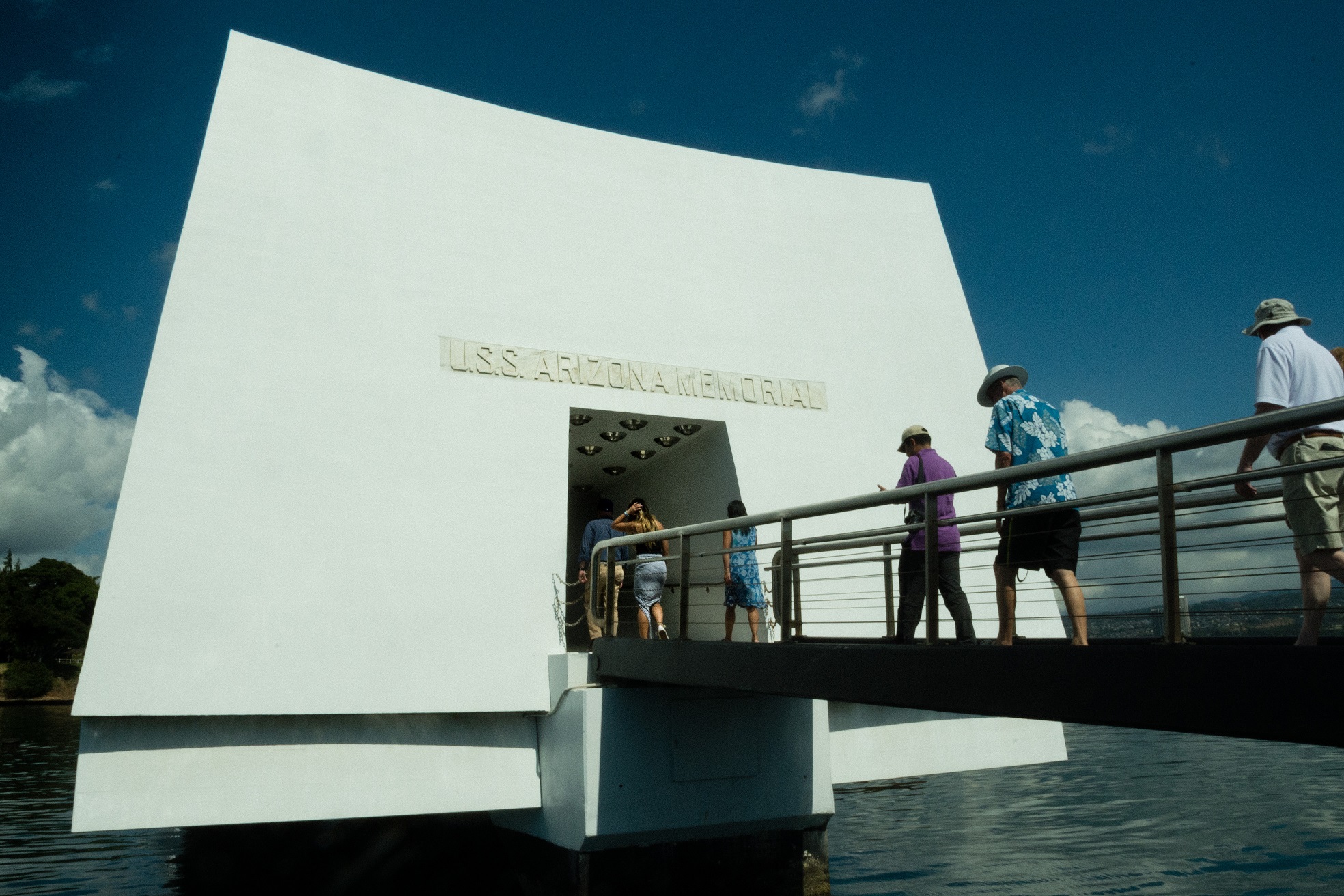 本日初日！　尾辻弥寿雄写真展「Pearl Harbor -海の彼方の戦争遺跡-」　